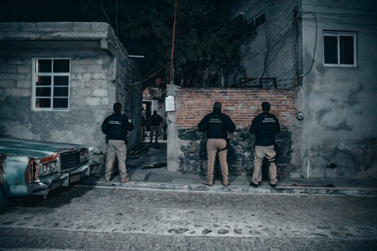 Detiene FGE a 13 personas durante cateos en estrategia Sinergia por Querétaro