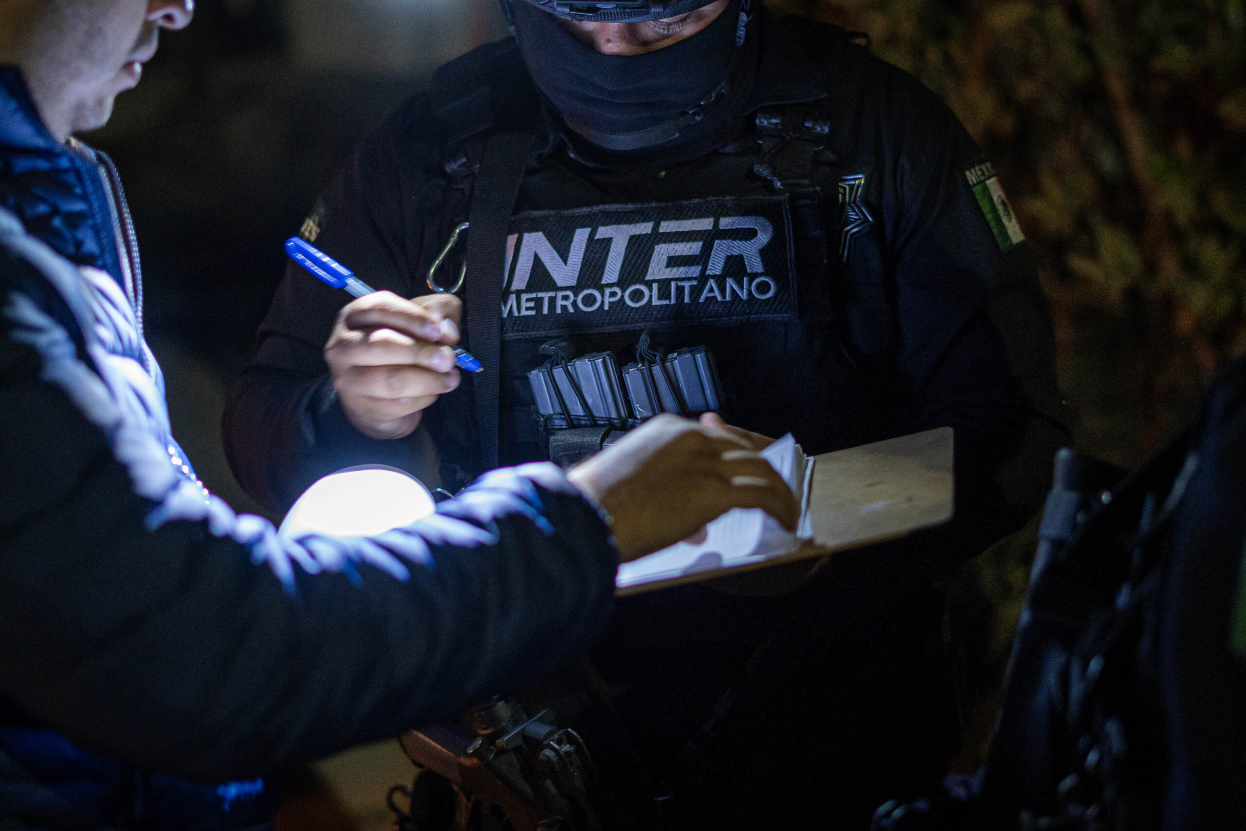 Detiene FGE a 5 personas y asegura 4 armas durante cateos en Sinergia, en El Marqués