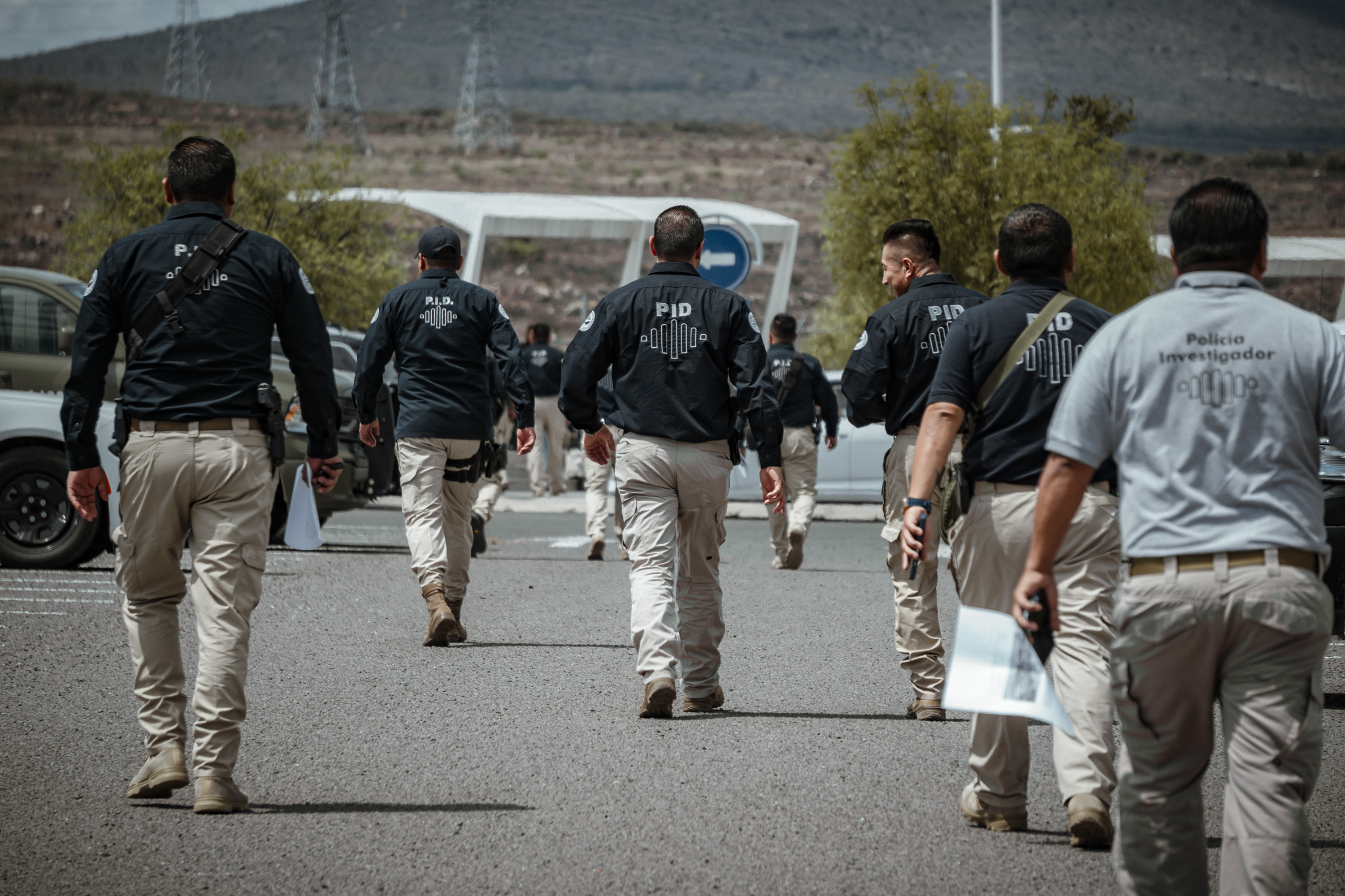 Ejecuta FGE cateos en Sinergia en El Marqués y Corregidora con 10 detenciones y aseguramiento de 48 vehículos