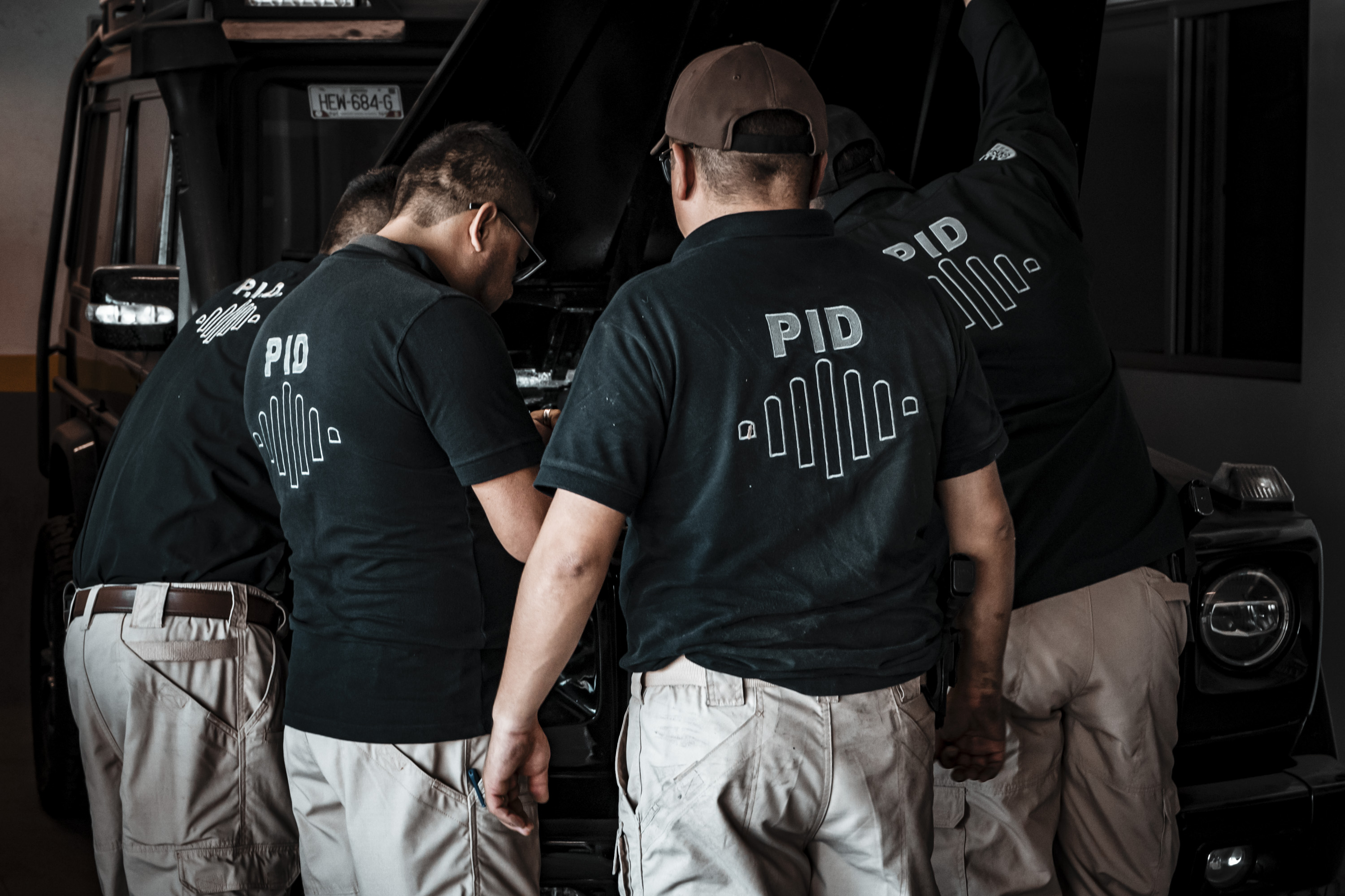 Asegura FGE 9 armas de fuego y detiene a 3 personas durante cateos en Sinergia, en San Juan del Río