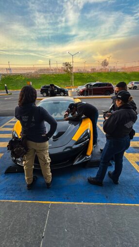 Fiscalía de Querétaro realiza operativo de revisión de vehículos en plazas comerciales